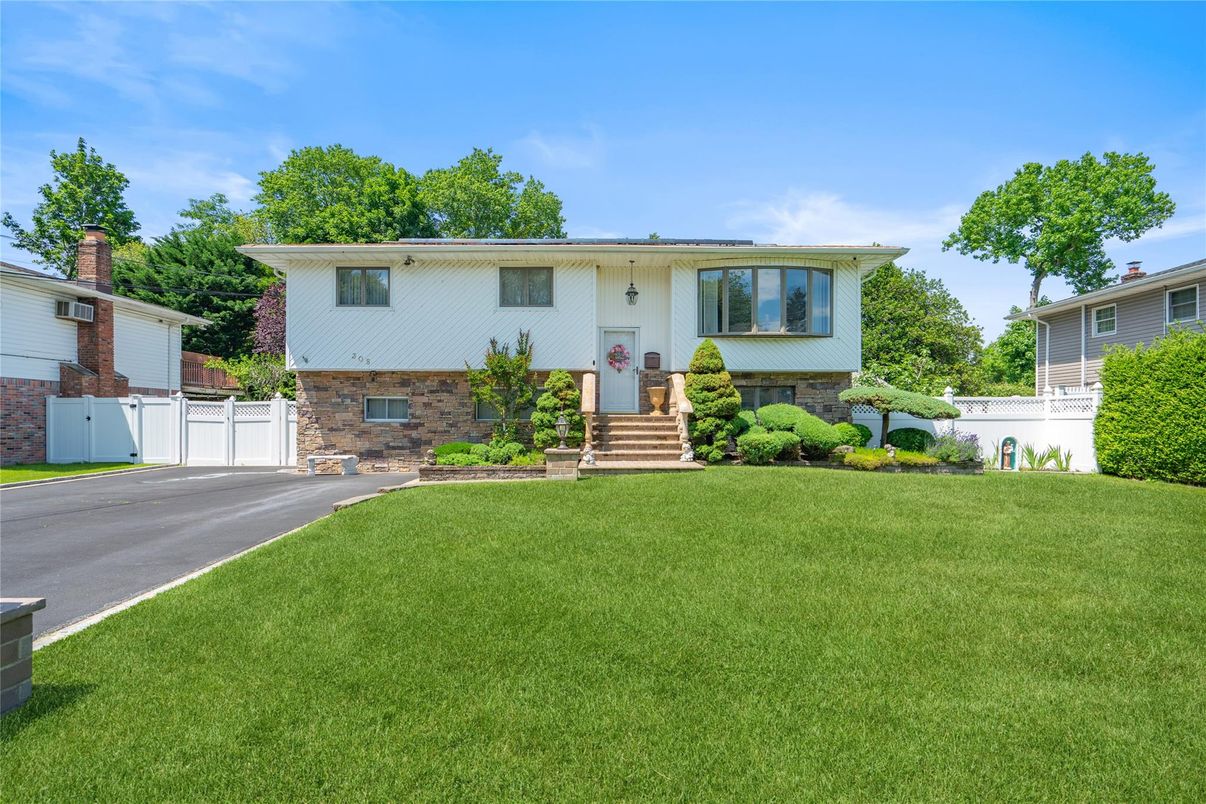 Attached, Exterior, Facade, Brick Facade, Raised Ranch