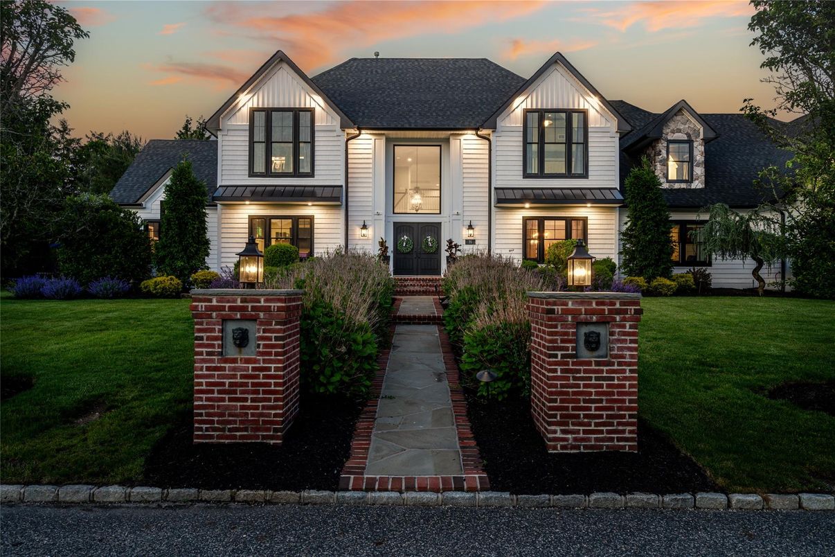 Exterior, Facade, Farmhouse