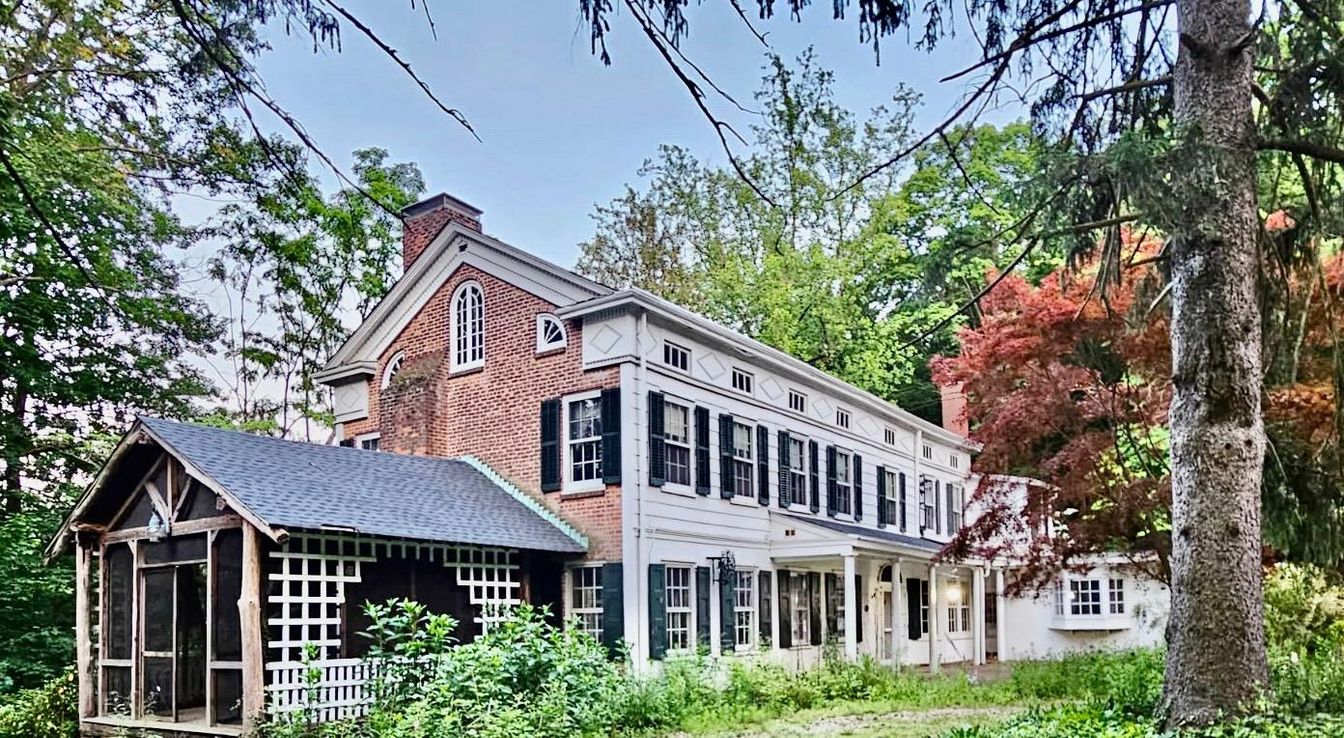 Exterior, Facade, Brick Facade, Queen Anne Victorian