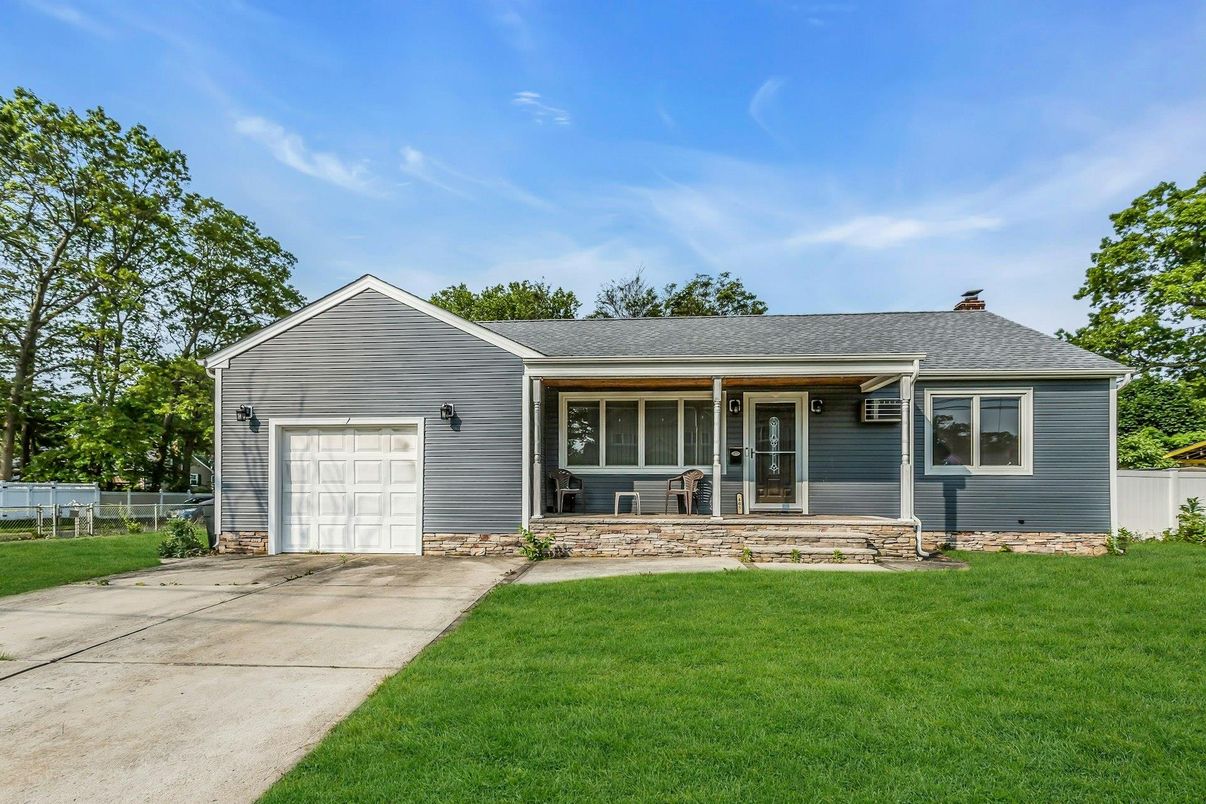 Attached, Exterior, Facade, Ranch