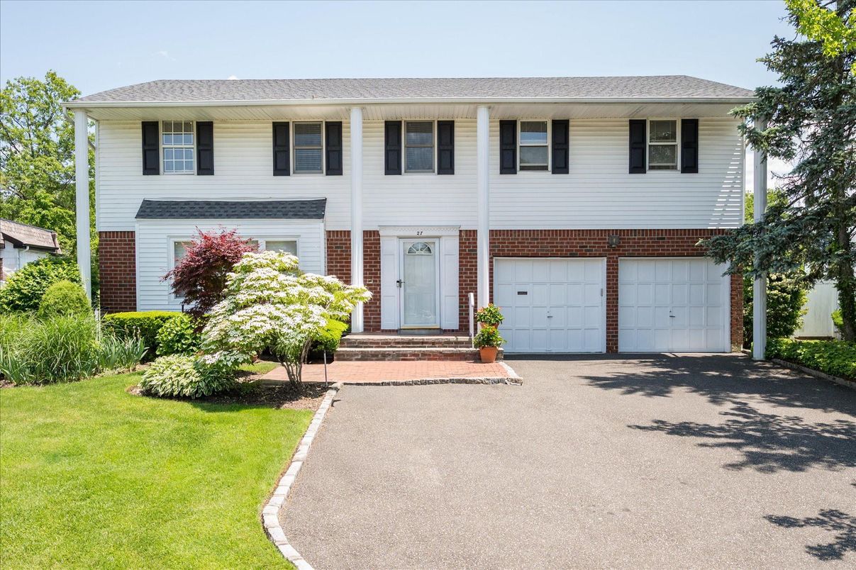 Attached, Exterior, Facade, Brick Facade, Raised Ranch
