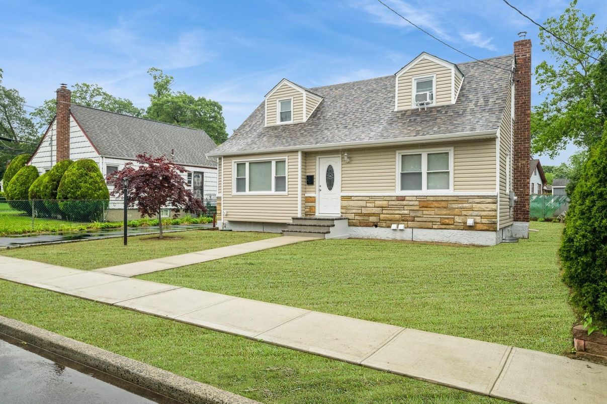 Exterior, Facade, Cape Cod