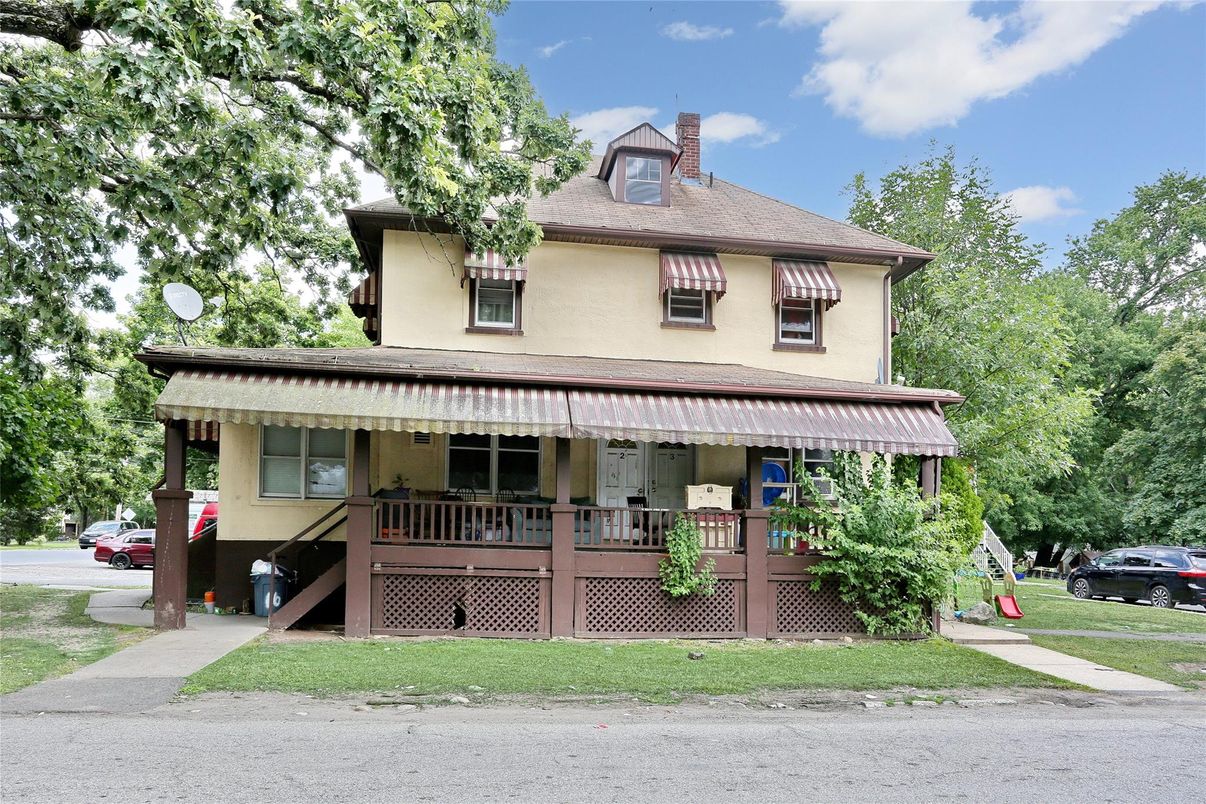 Exterior, Facade, American Foursquare