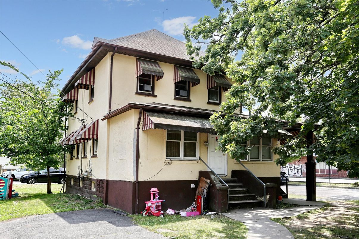 Exterior, Facade, Queen Anne Victorian