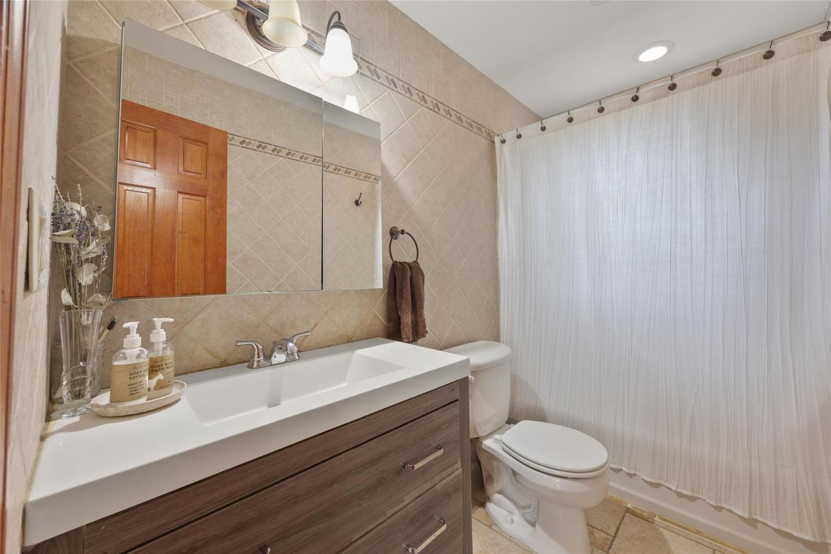 Bathroom, Interior, Recessed Lighting