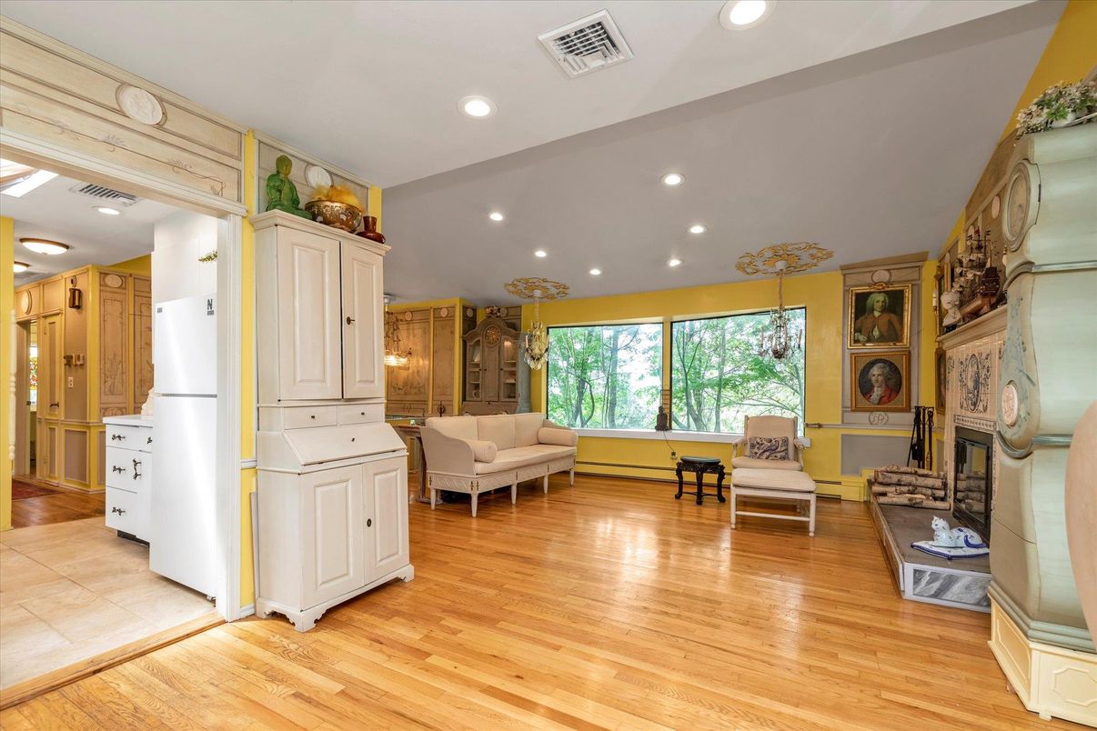 Interior, Recessed Lighting, Washer, Wood Texture Flooring