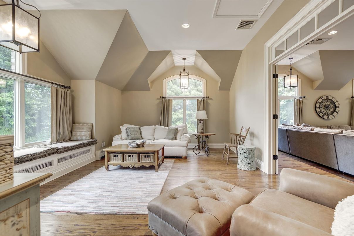Interior, Living room, Pendant Lights, Recessed Lighting, Wood Texture Flooring