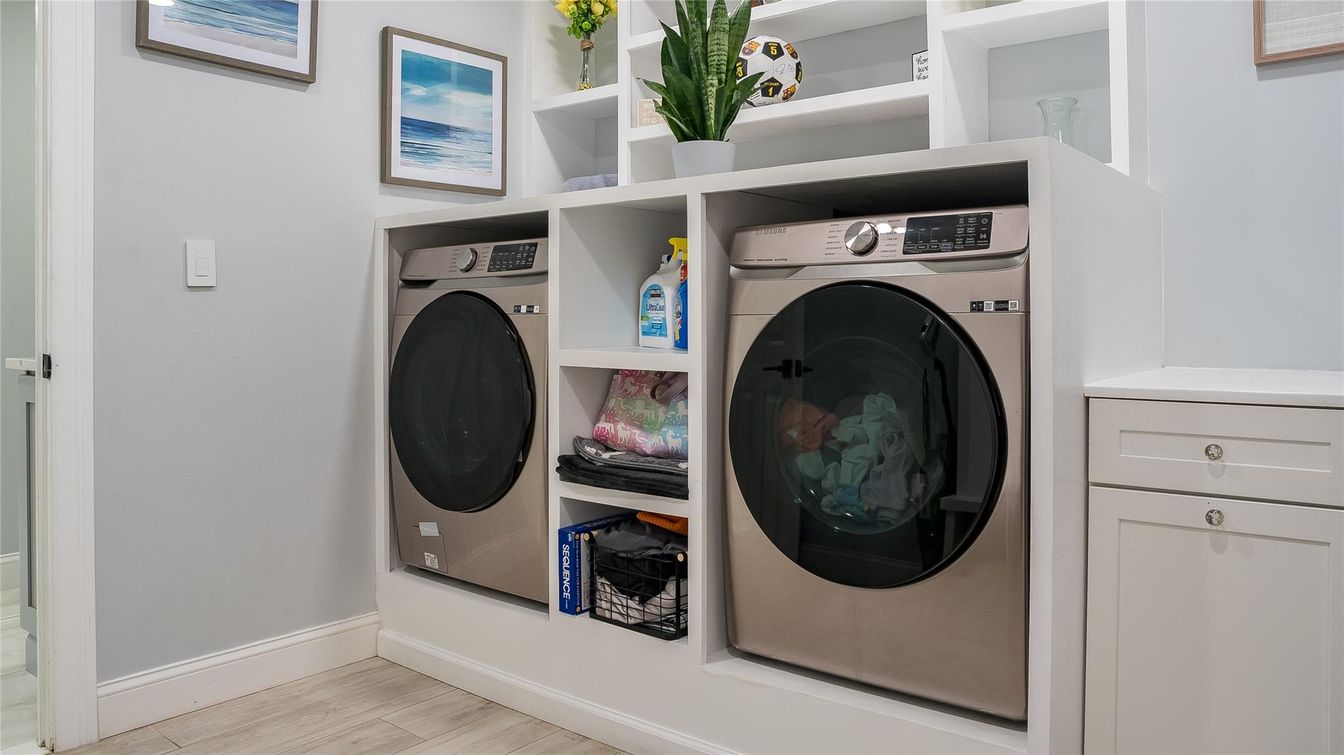Interior, Utility Closets, Washer, Wood Texture Flooring