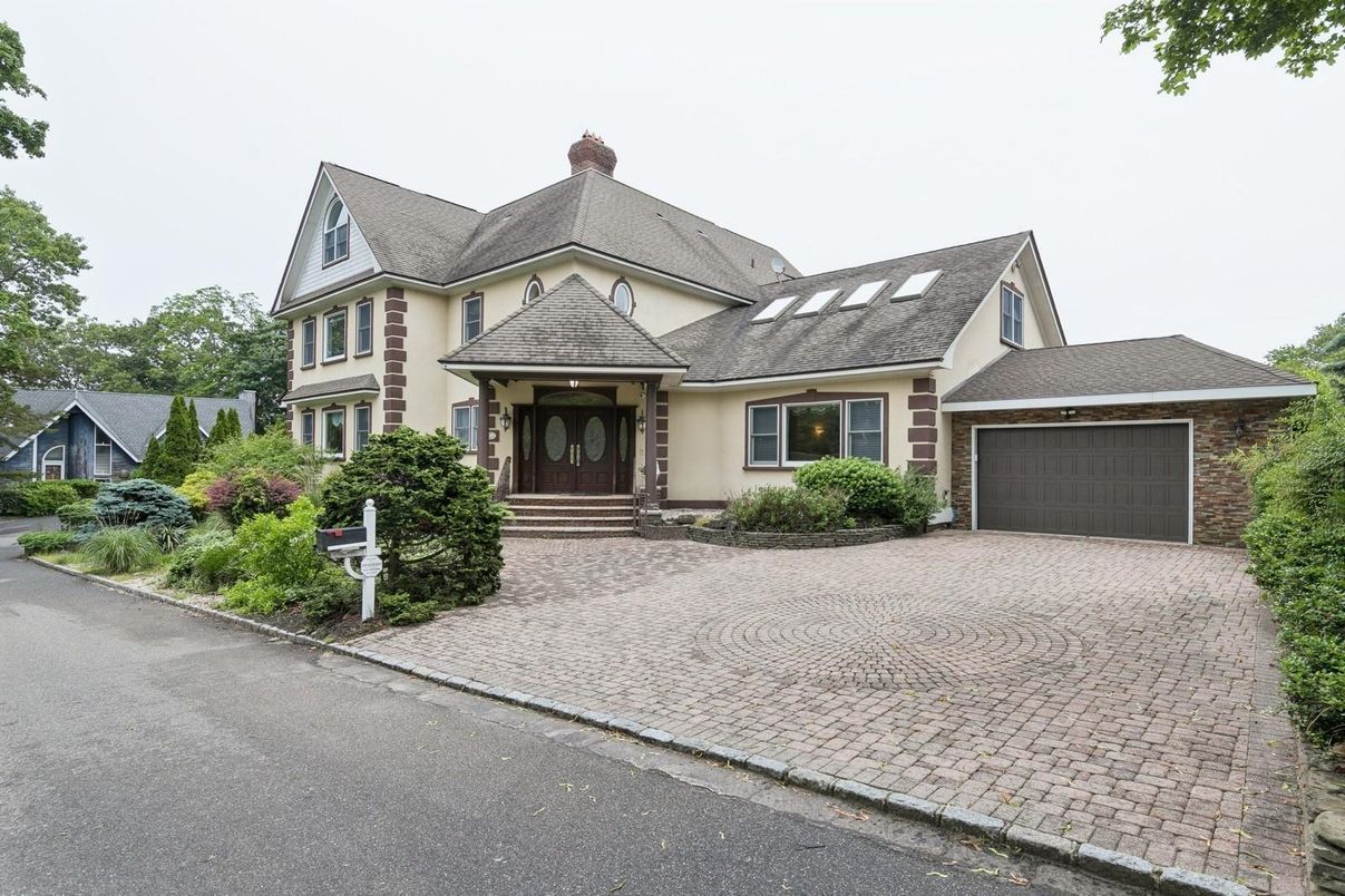 Attached, Exterior, Facade, Cape Cod