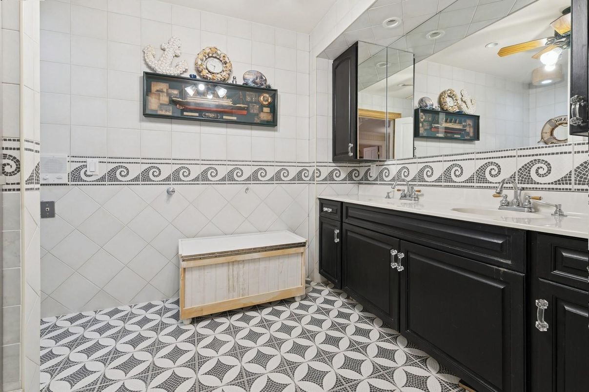 Bathroom, Interior, Recessed Lighting