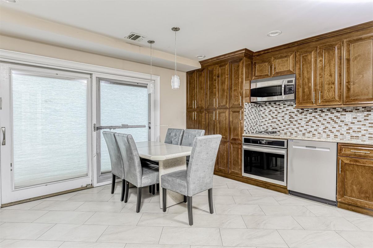 Dining room, Interior, Kitchen, Marble, Pendant Lights, Recessed Lighting, Stainless Steel Appliances