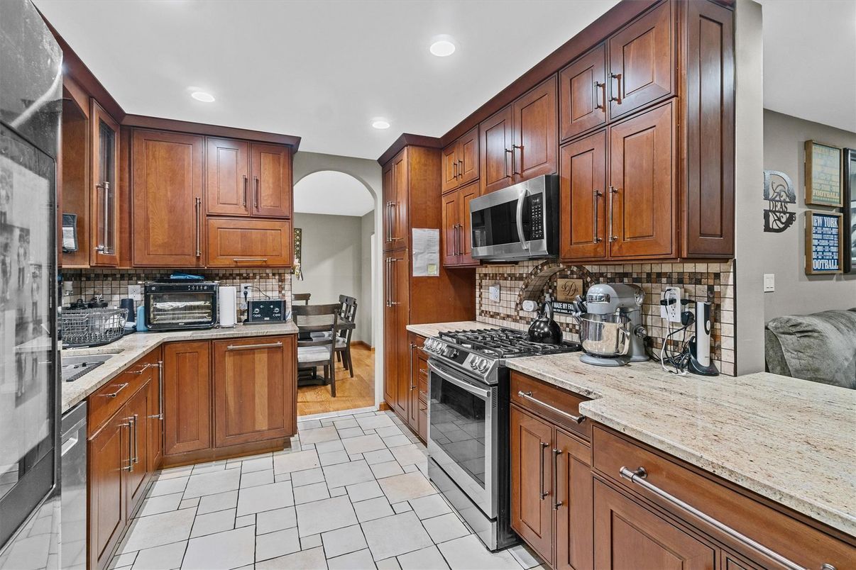 Dining room, Interior, Kitchen, Recessed Lighting, Stainless Steel Appliances