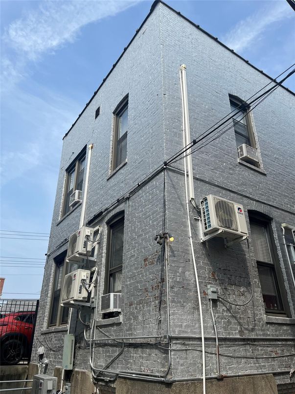 Exterior, Facade, Rowhouse