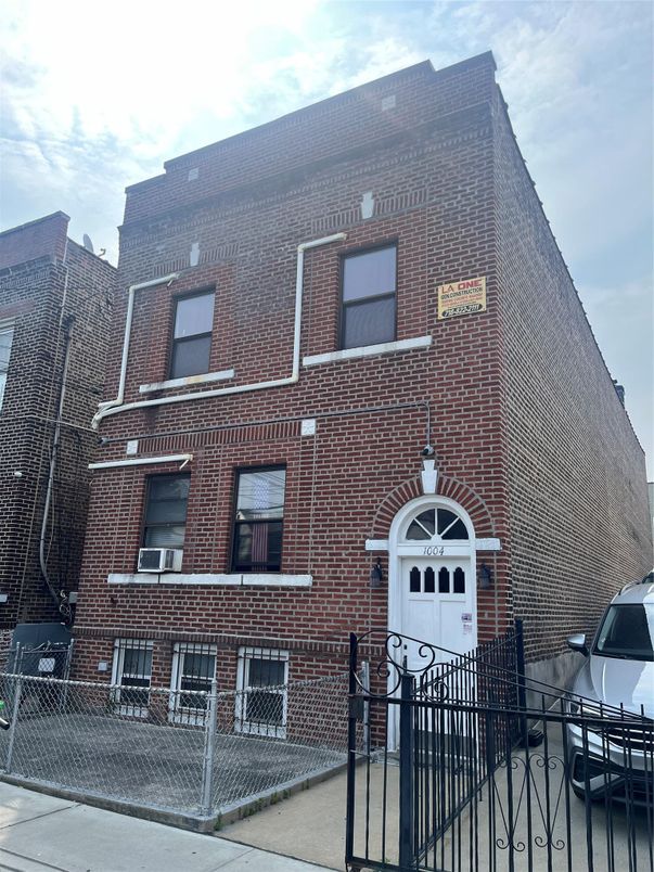 Exterior, Facade, Brick Facade, Rowhouse