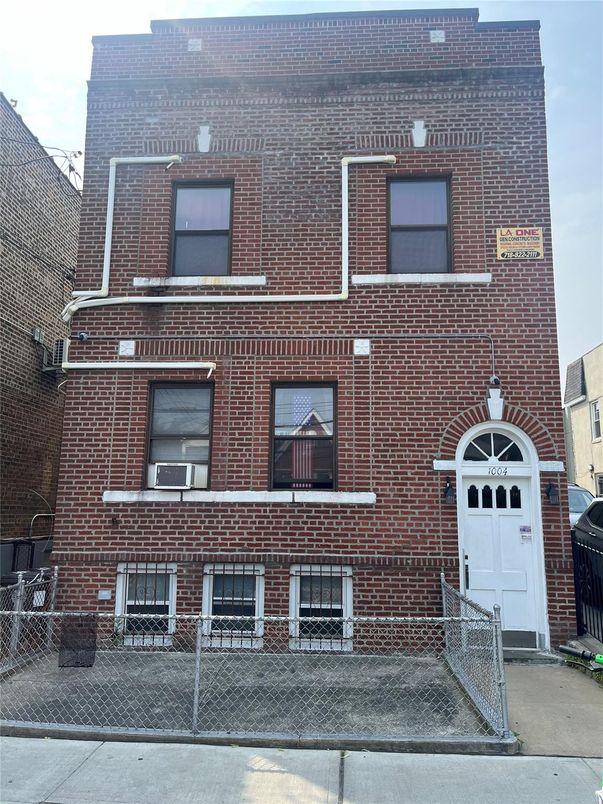 Exterior, Facade, Brick Facade, Rowhouse