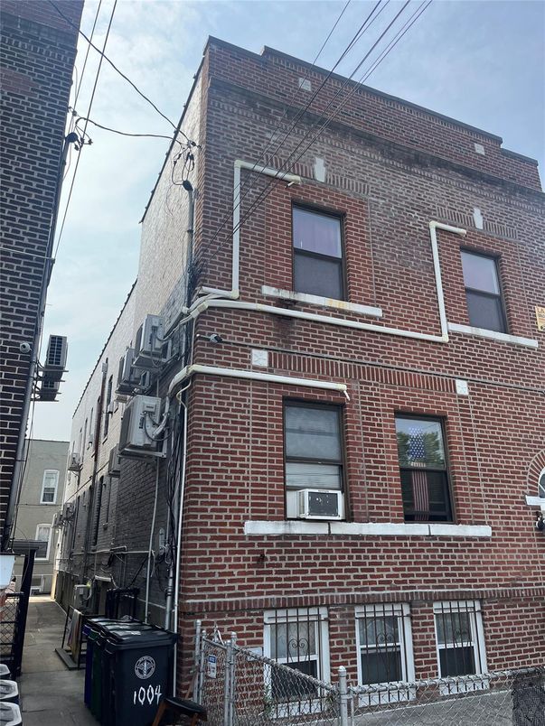 Exterior, Facade, Brick Facade, Rowhouse