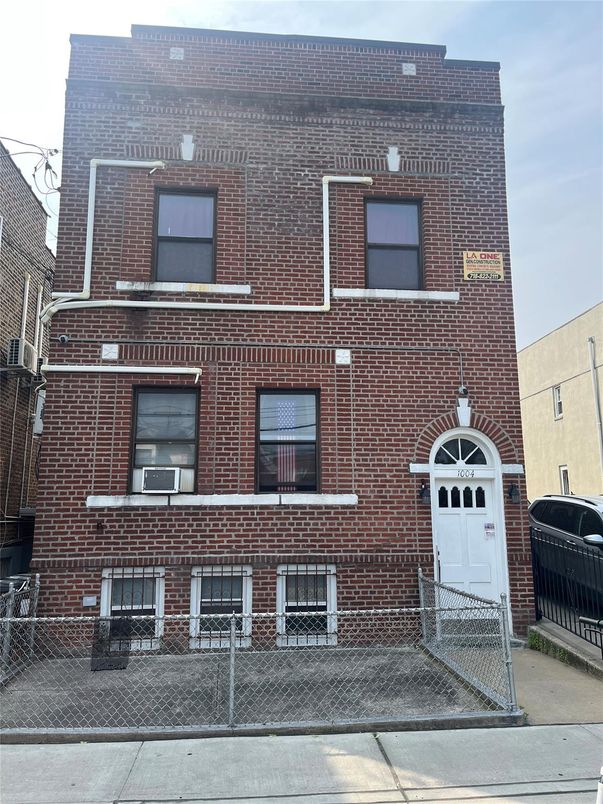 Exterior, Facade, Brick Facade, Rowhouse