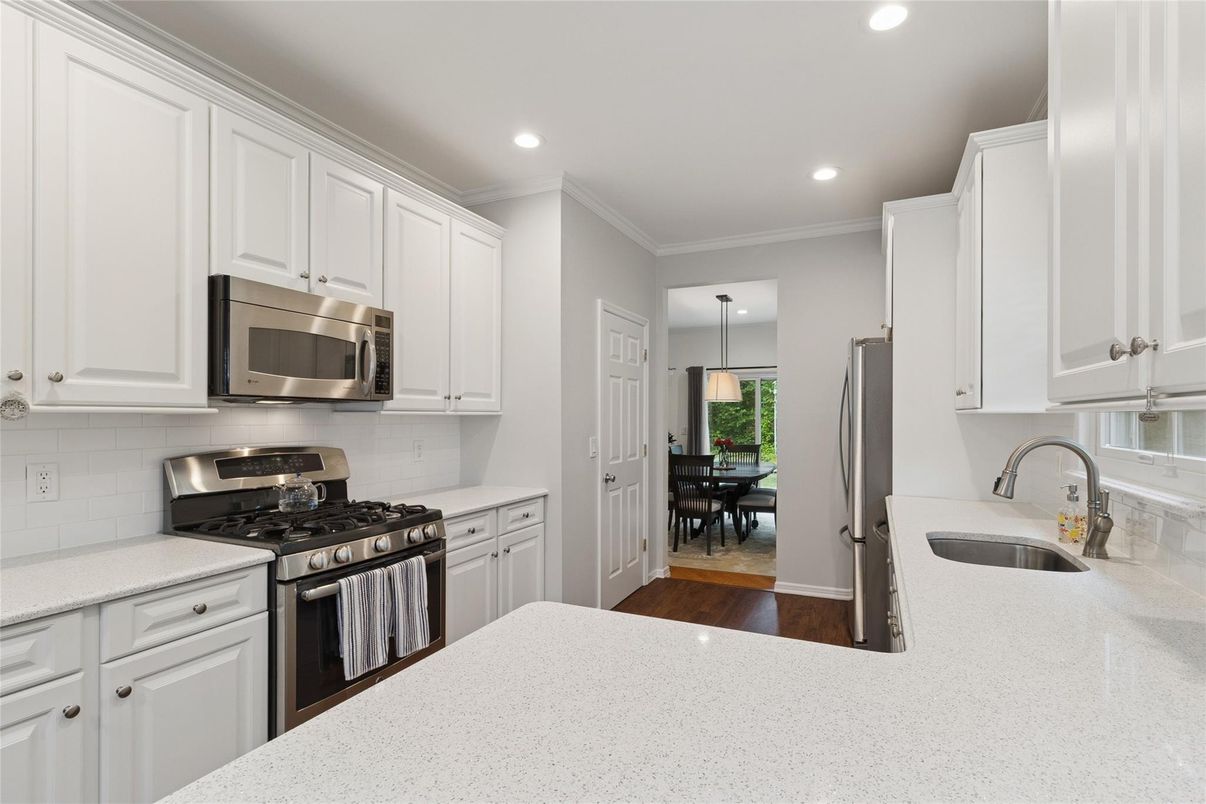 Dining room, Interior, Kitchen, Pendant Lights, Recessed Lighting, Stainless Steel Appliances, Wood Texture Flooring