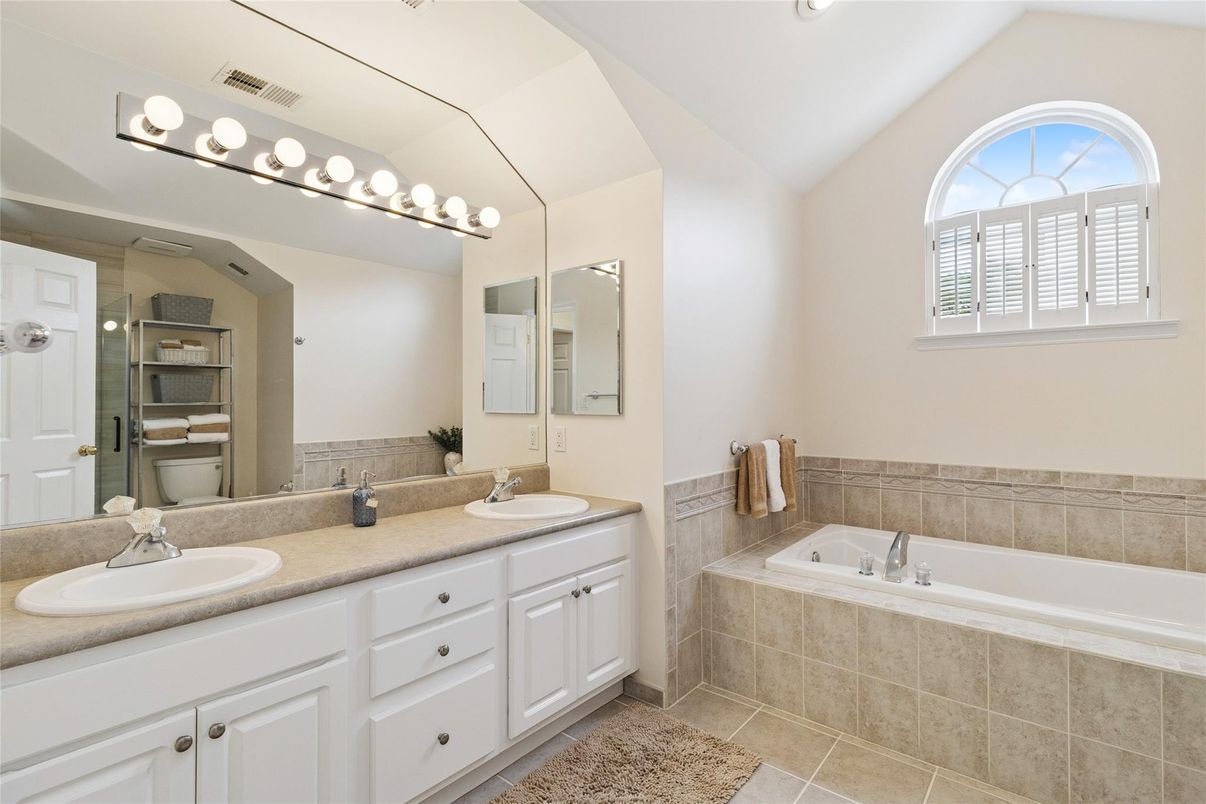 Bathroom, Dual Sink Vanities, Interior