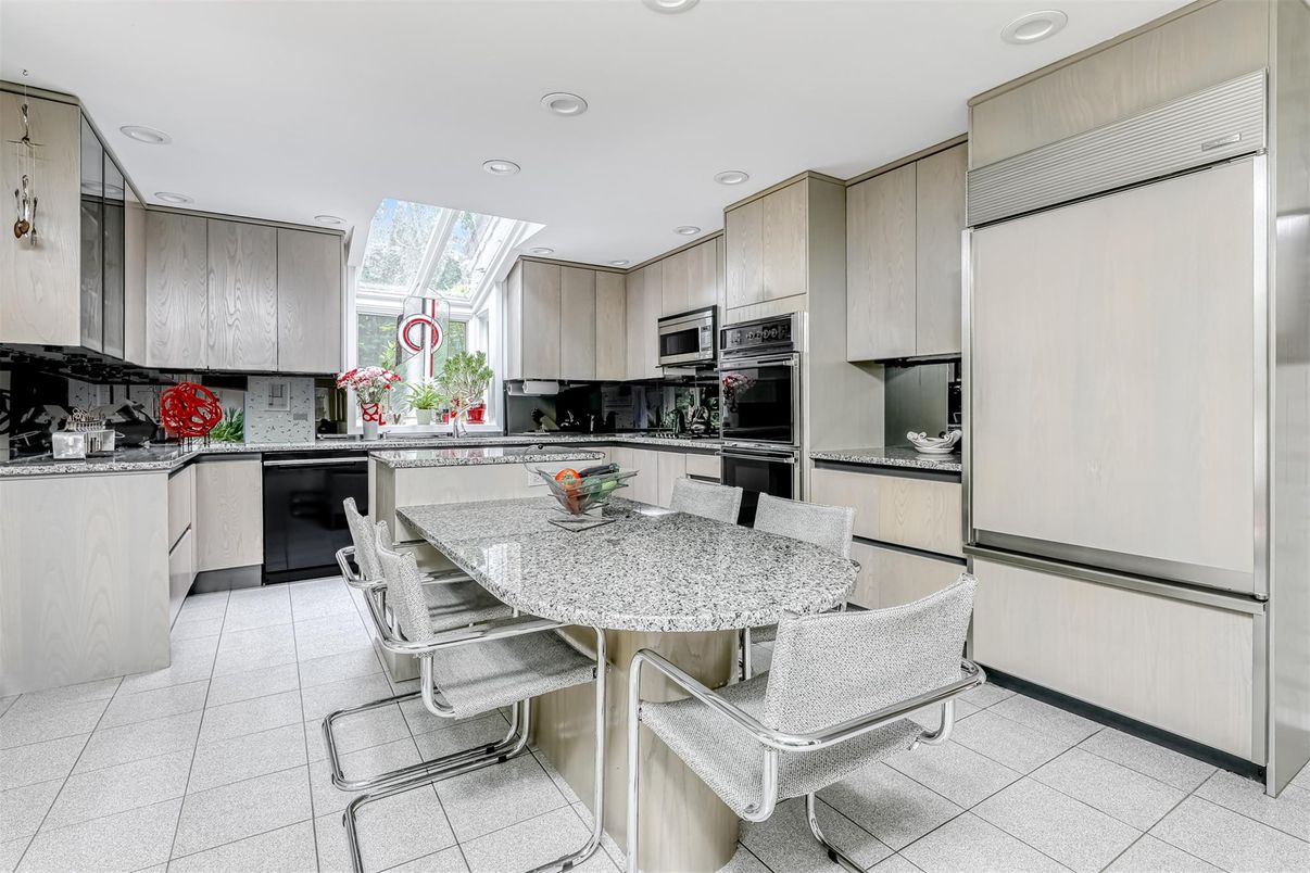 Dining room, Interior, Kitchen, Recessed Lighting, Stainless Steel Appliances