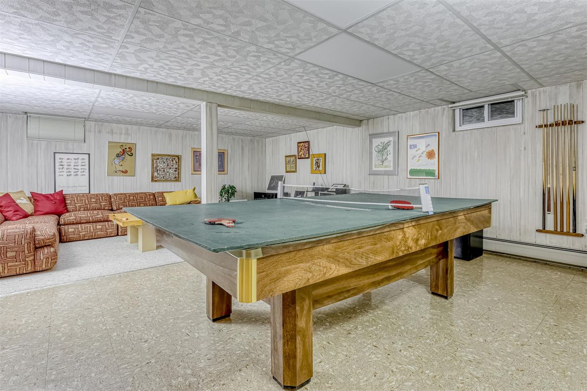 Game Room, Interior