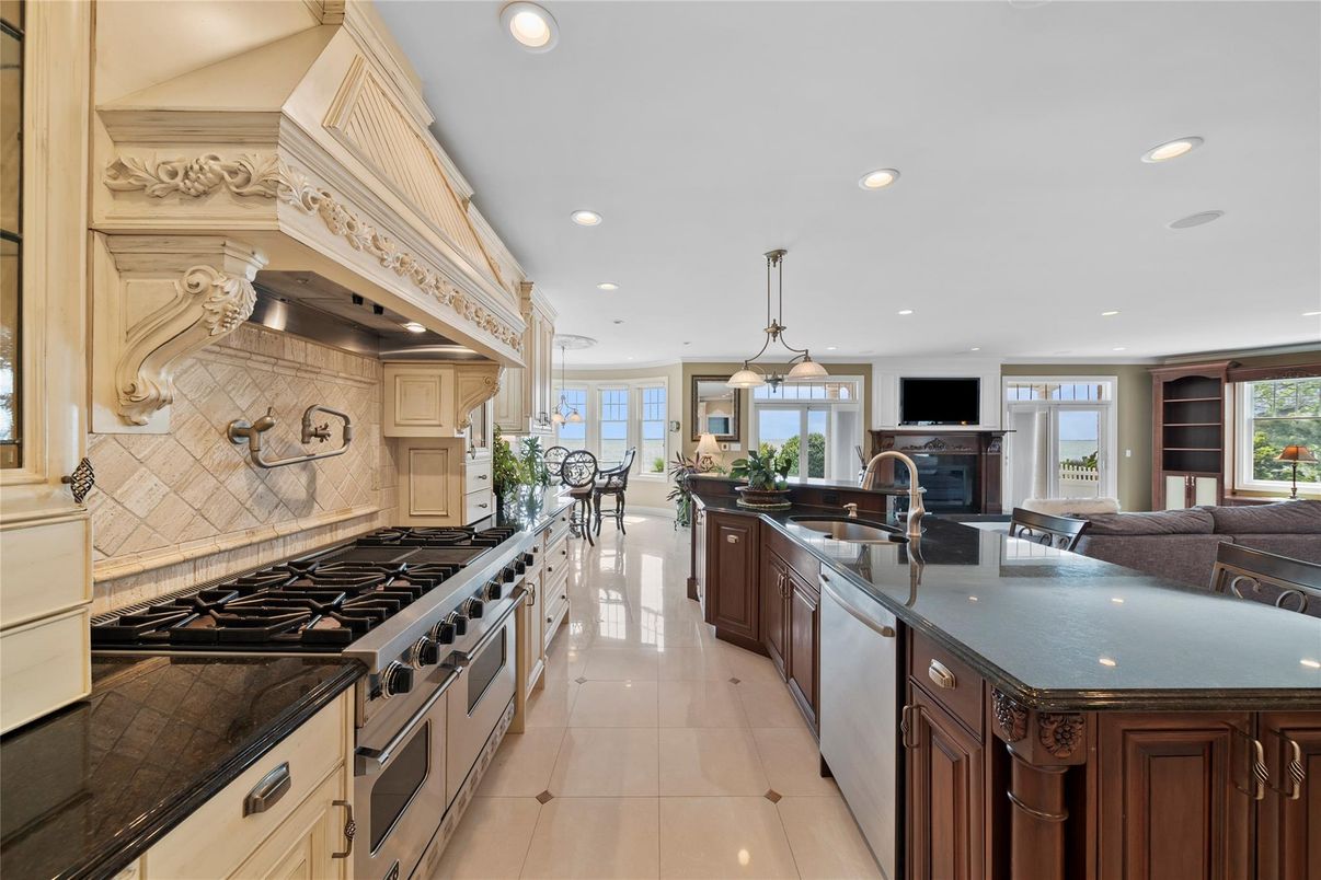 Dining room, Interior, Kitchen, Living room, Pendant Lights, Recessed Lighting, Stainless Steel Appliances