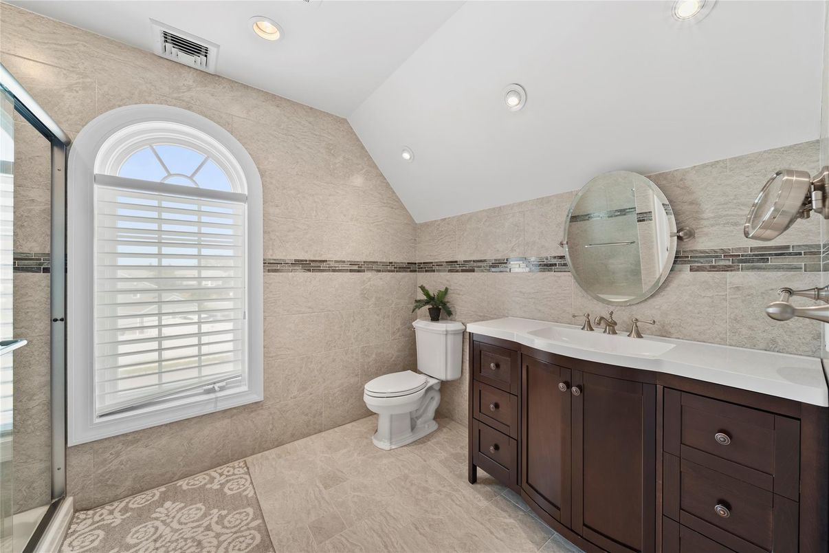 Bathroom, Dual Sink Vanities, Interior, Recessed Lighting