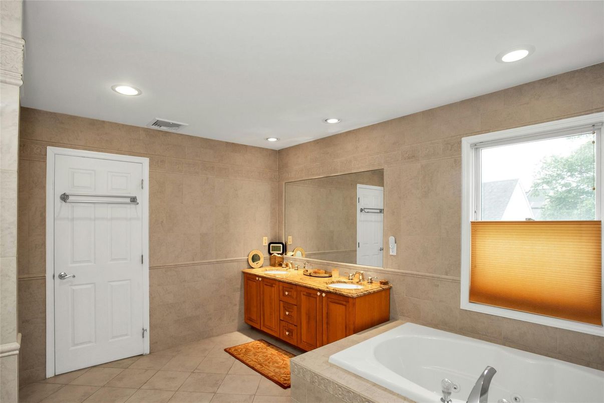 Bathroom, Dual Sink Vanities, Interior, Recessed Lighting