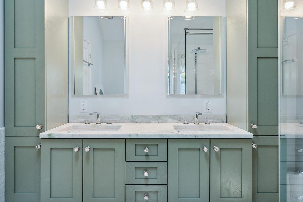 Bathroom, Dual Sink Vanities, Interior