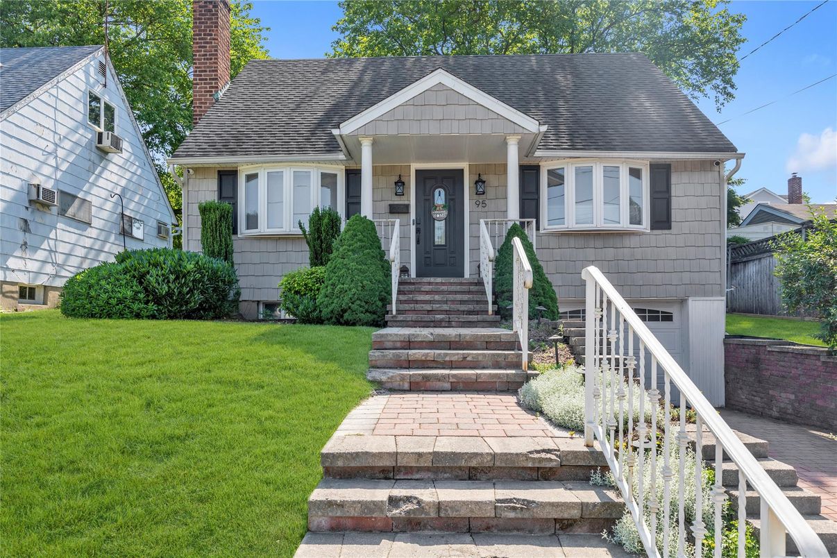 Exterior, Facade, Cape Cod