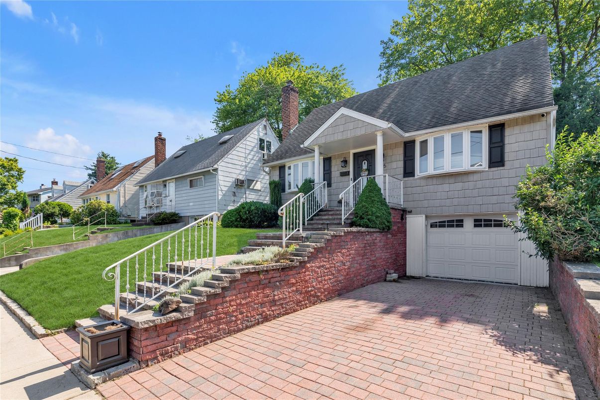 Attached, Exterior, Facade, Cape Cod