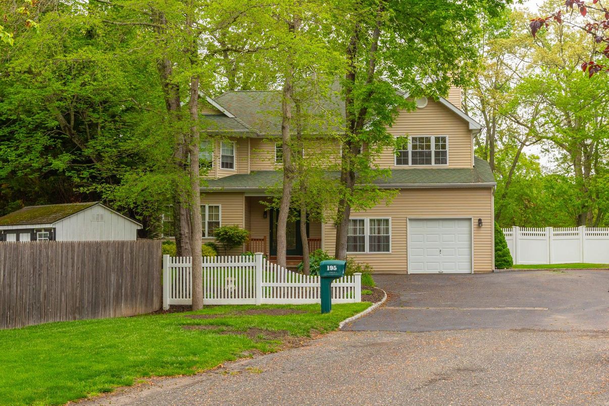 Attached, Exterior, Facade, Farmhouse