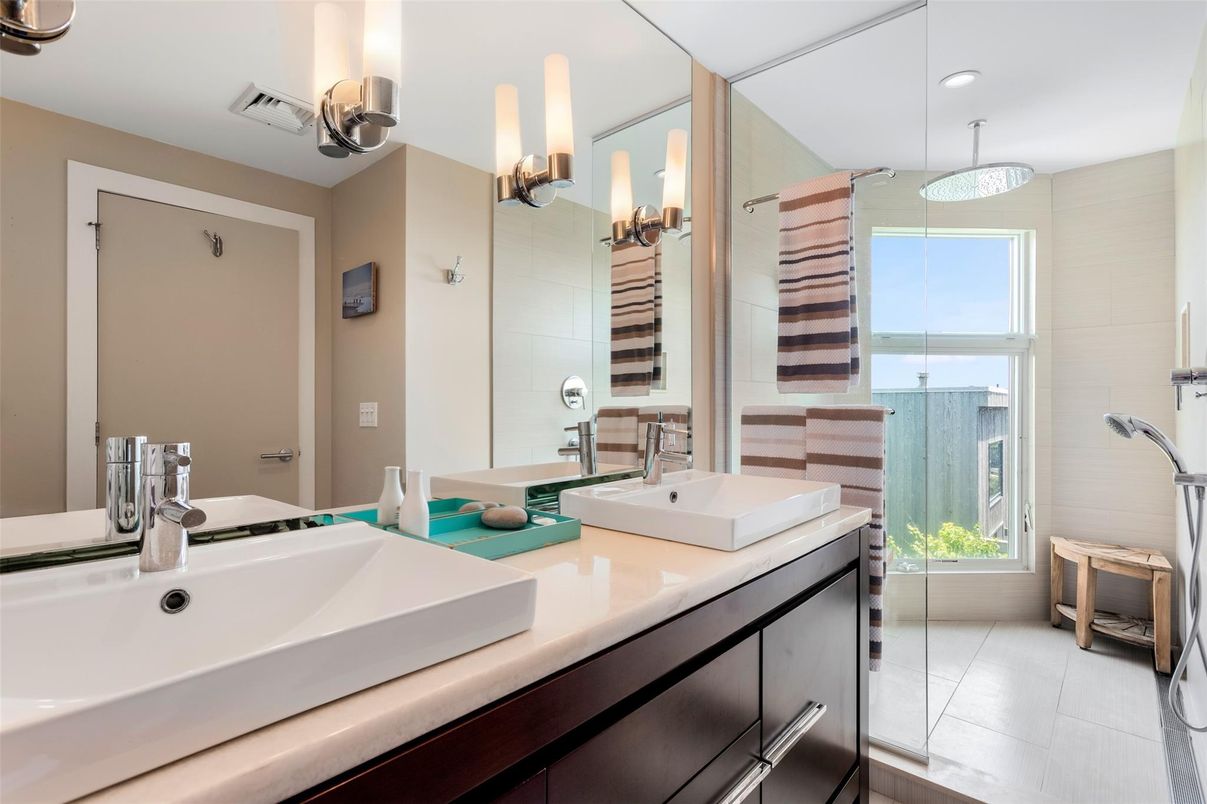 Bathroom, Dual Sink Vanities, Interior, Recessed Lighting