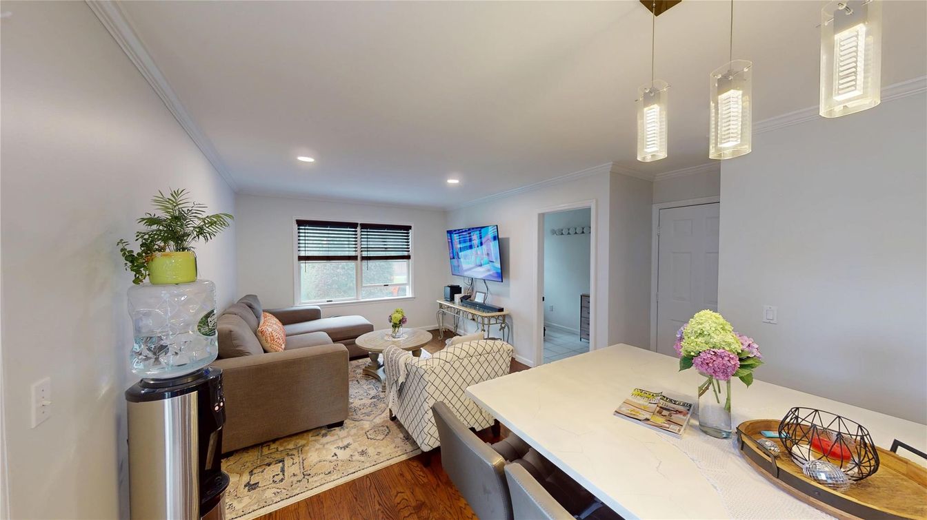Dining room, Interior, Living room, Pendant Lights, Recessed Lighting, Wood Texture Flooring