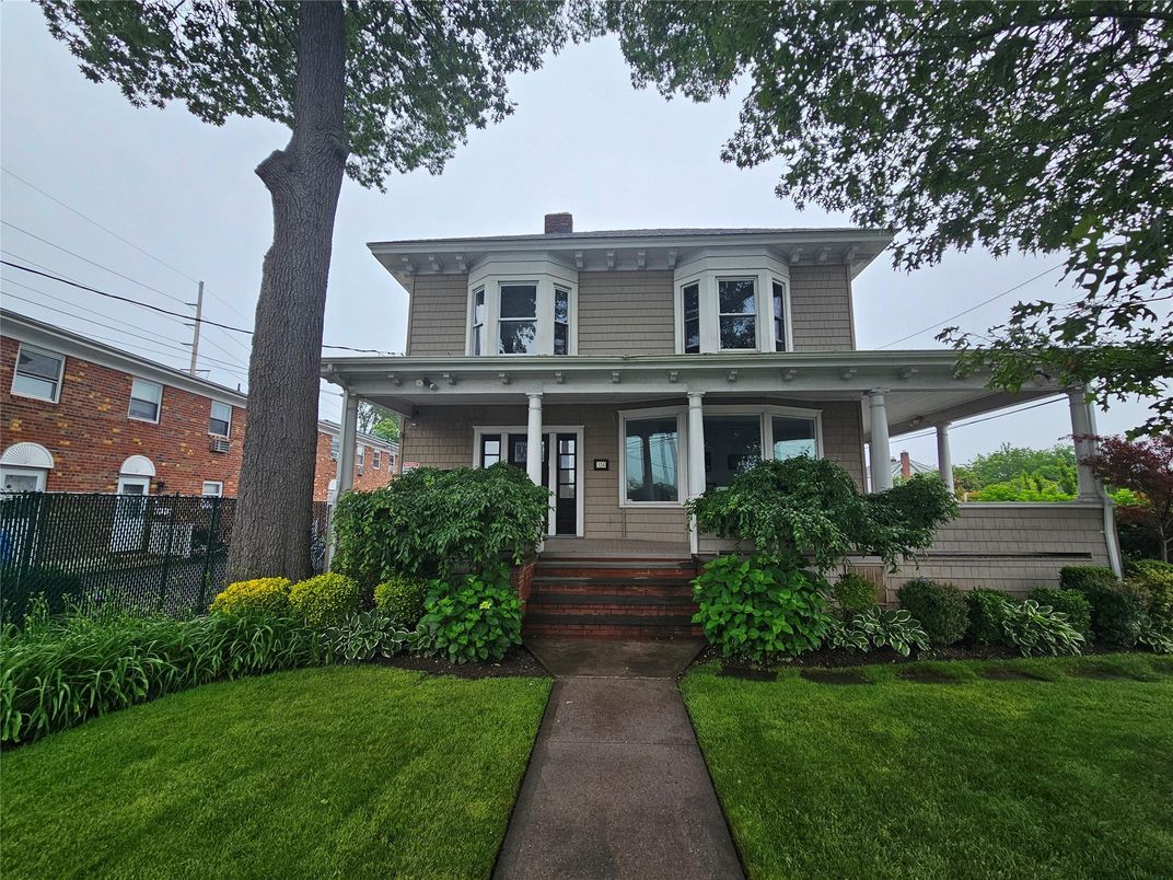 Exterior, Facade, American Foursquare