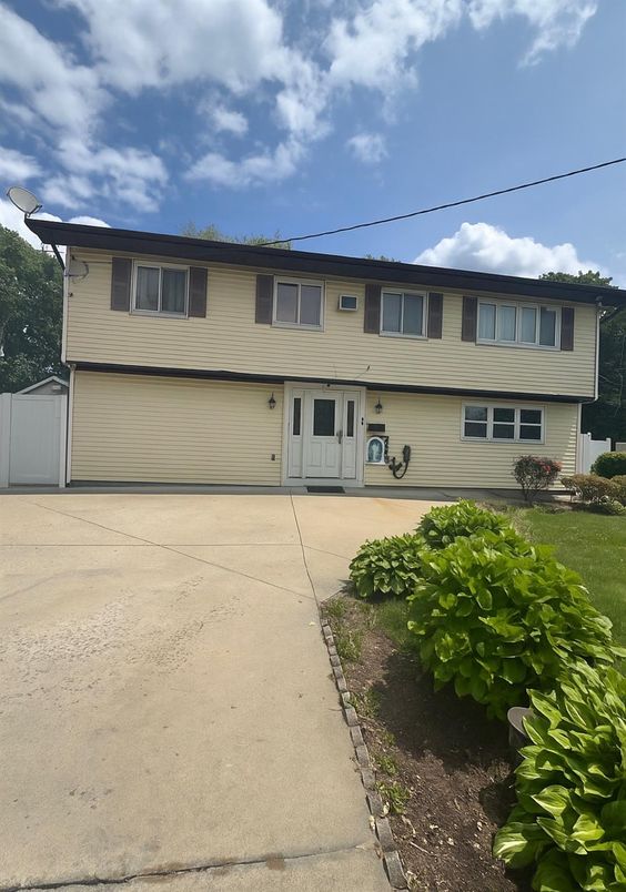 Attached, Exterior, Facade, Raised Ranch