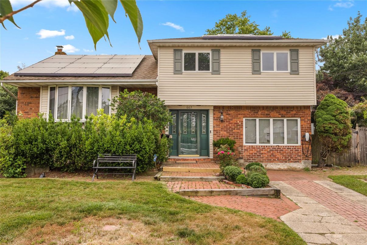 Exterior, Facade, Brick Facade, Split Level