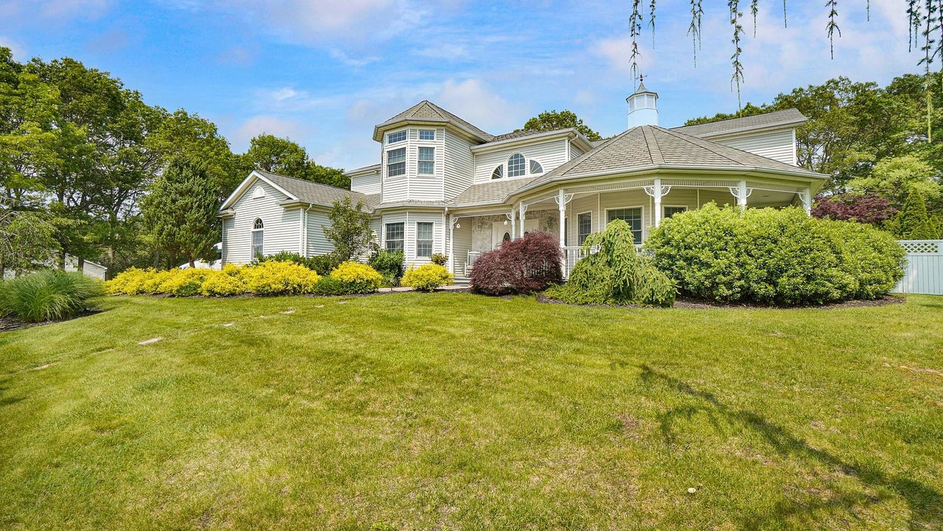 Backyard, Exterior, Facade, Queen Anne Victorian