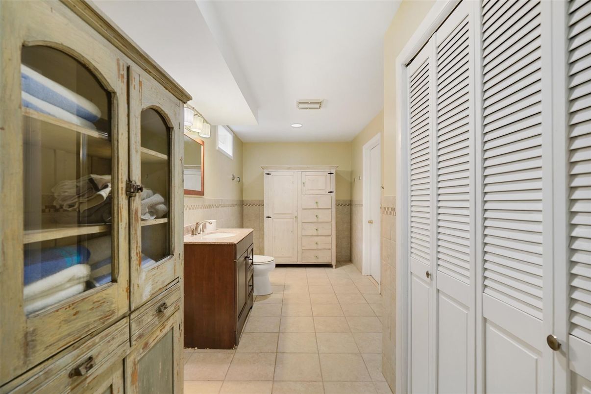 Bathroom, Interior, Recessed Lighting