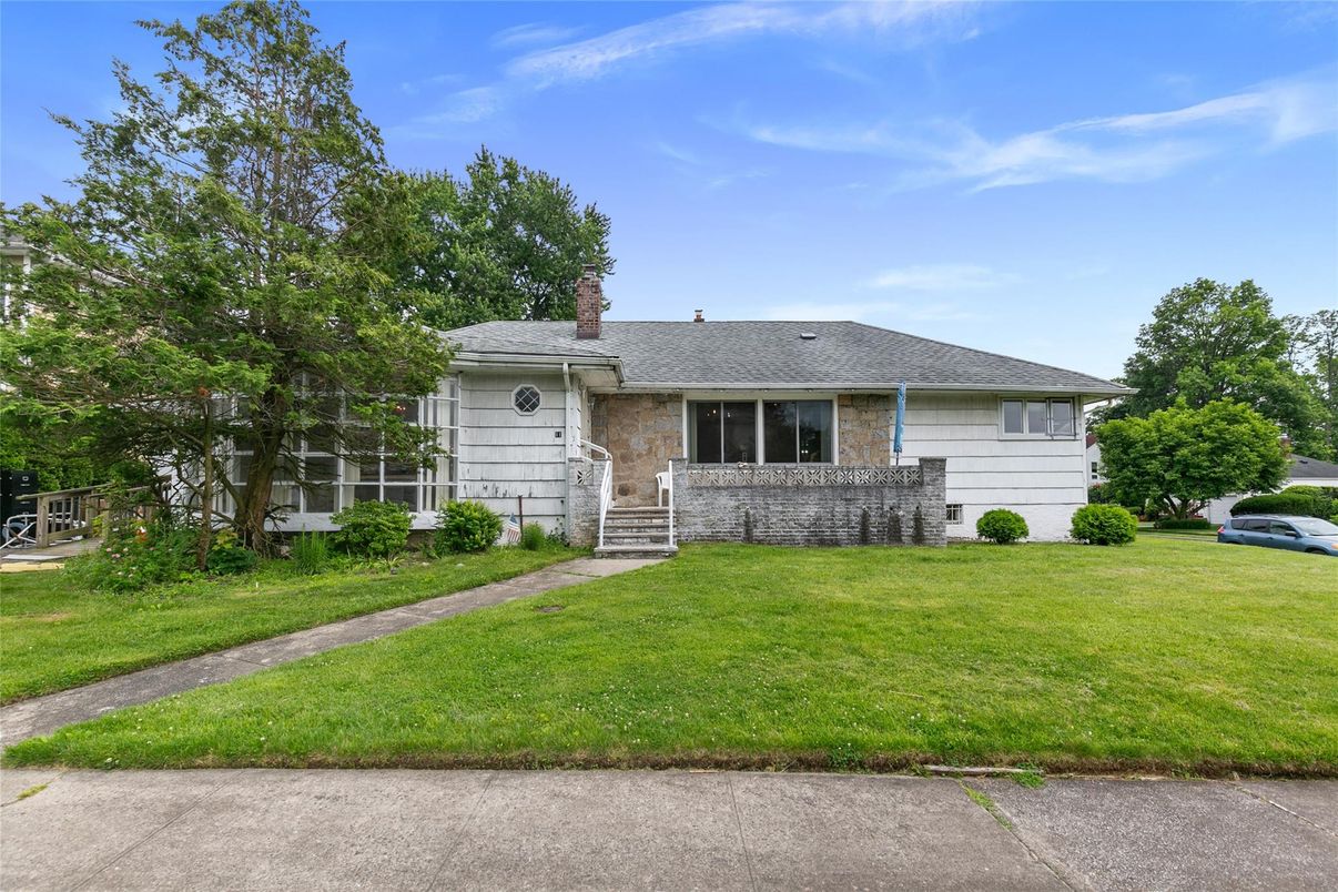 Exterior, Facade, Brick Facade, Ranch