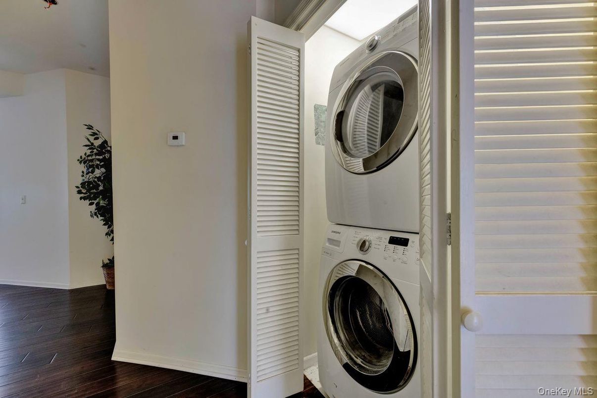 Interior, Utility Closets, Washer, Wood Texture Flooring