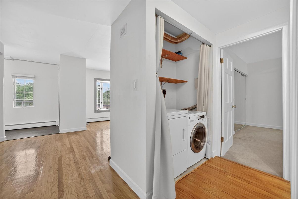 Interior, Utility Closets, Washer, Wood Texture Flooring