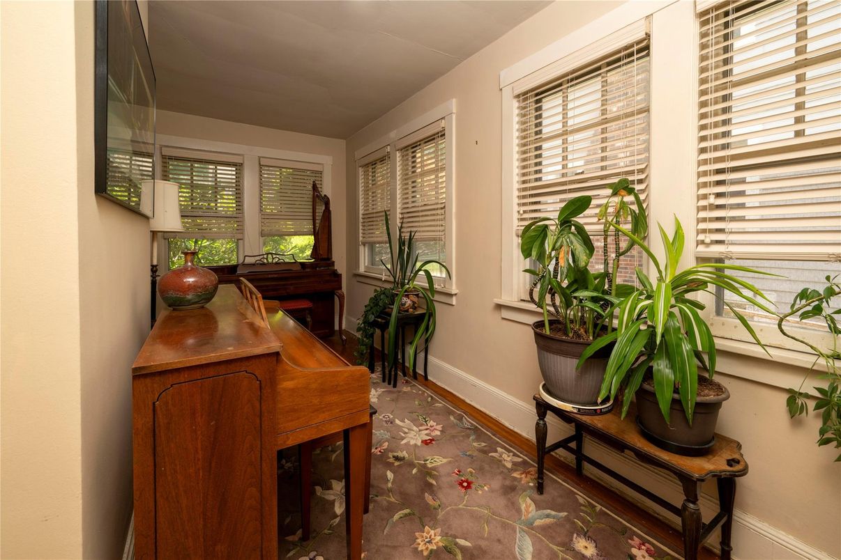 Interior, Piano