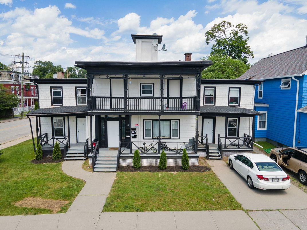 Exterior, Facade, Modern