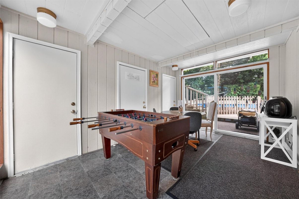 Game Room, Interior