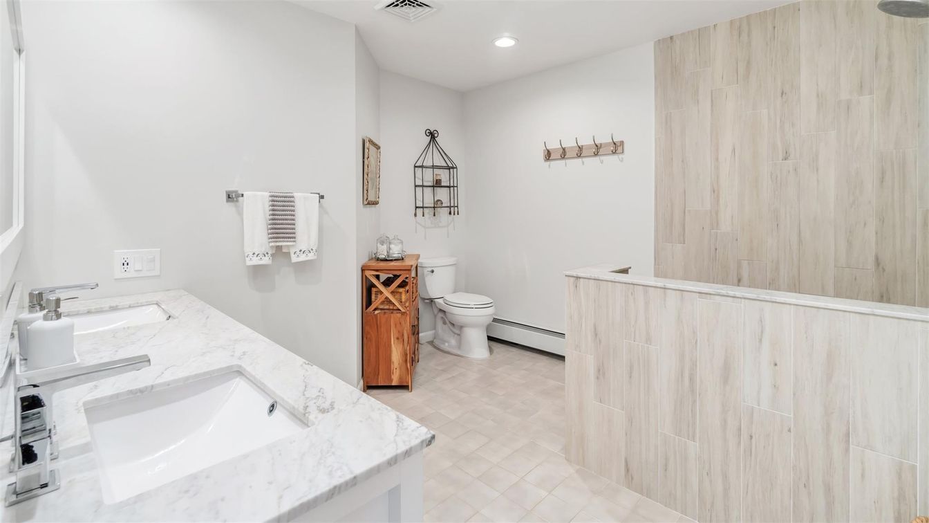Bathroom, Dual Sink Vanities, Interior, Recessed Lighting
