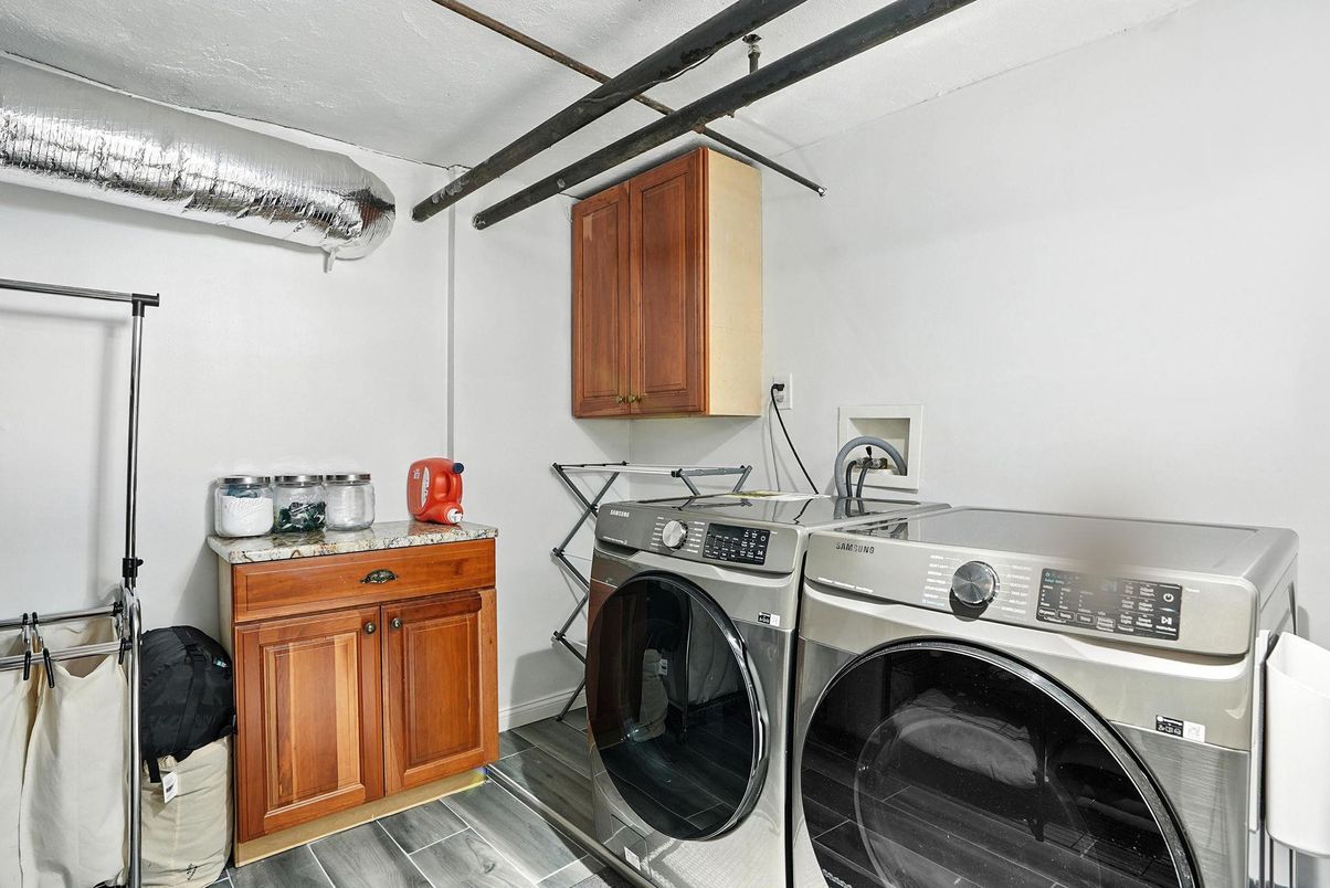Interior, Washer, Wood Texture Flooring