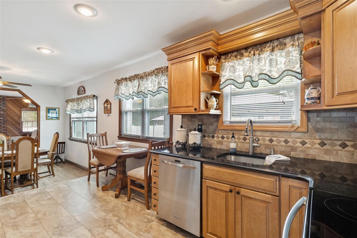 Dining room, Interior, Kitchen, Recessed Lighting, Stainless Steel Appliances