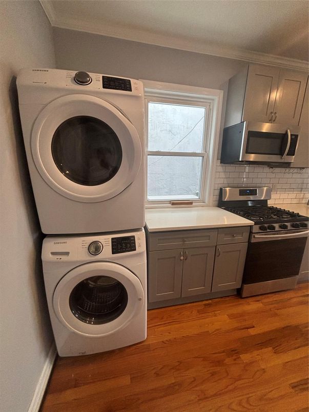 Interior, Kitchen, Utility Closets, Washer, Wood Texture Flooring