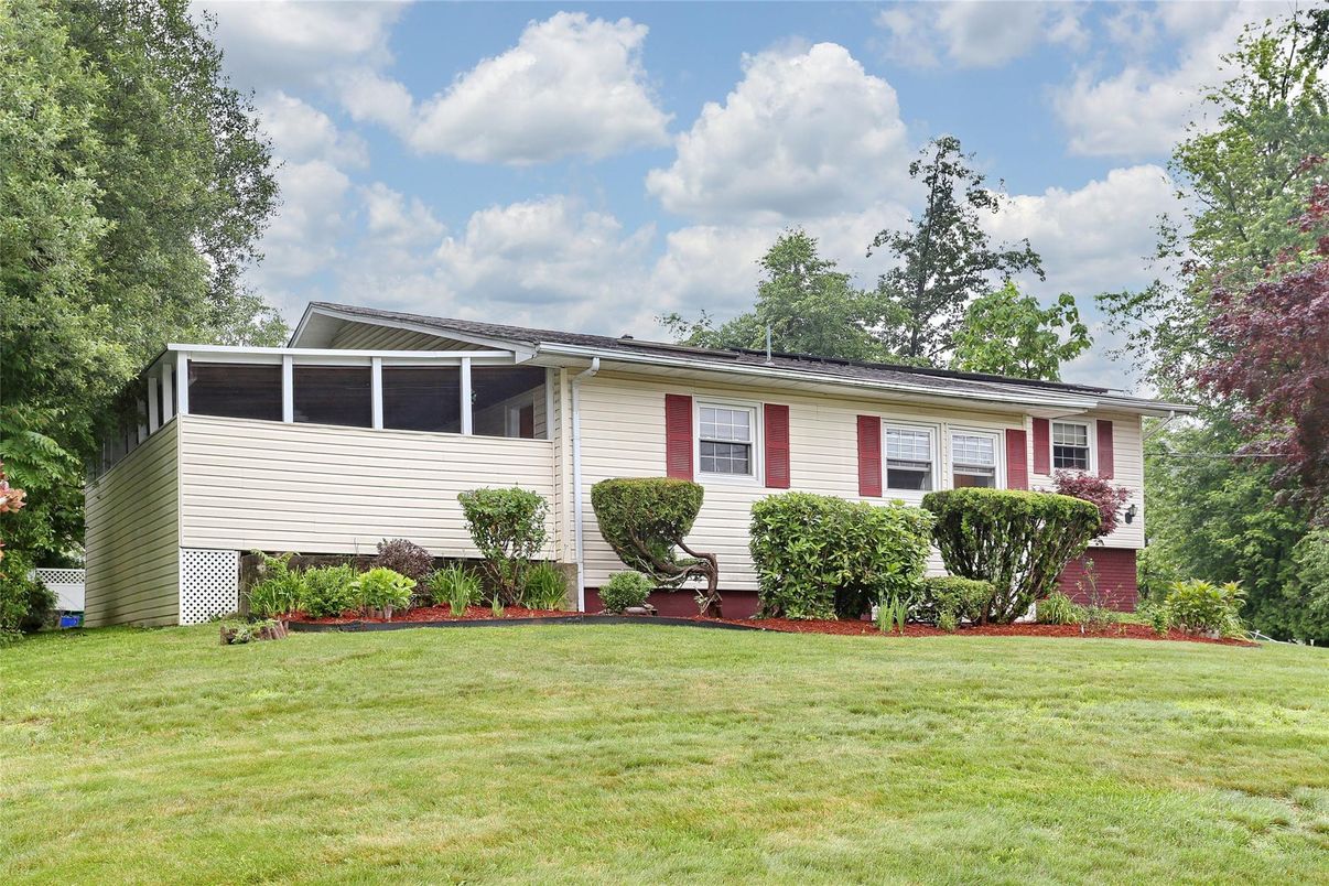 Exterior, Facade, Split Level